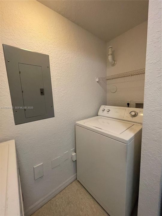 For Sale: $225,000 (1 beds, 1 baths, 878 Square Feet)