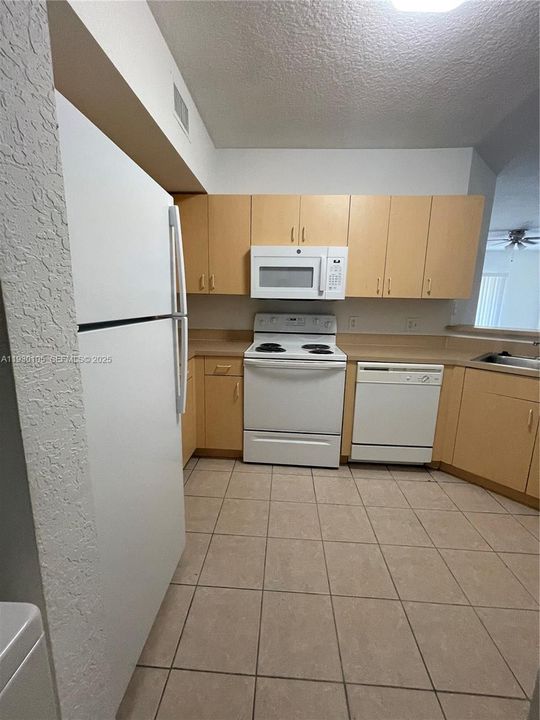 For Sale: $225,000 (1 beds, 1 baths, 878 Square Feet)