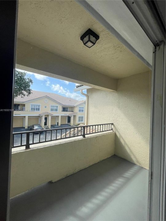 For Sale: $225,000 (1 beds, 1 baths, 878 Square Feet)