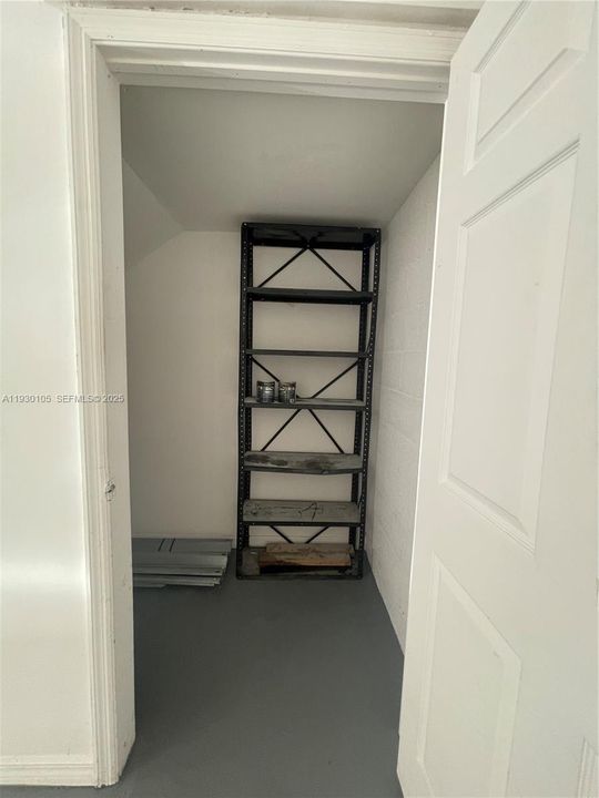 For Sale: $225,000 (1 beds, 1 baths, 878 Square Feet)