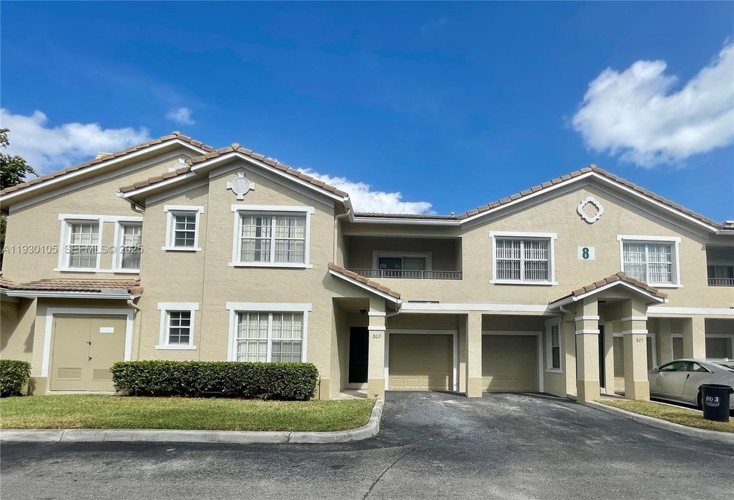 For Sale: $225,000 (1 beds, 1 baths, 878 Square Feet)