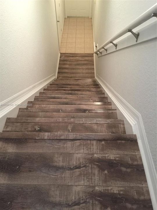 For Sale: $225,000 (1 beds, 1 baths, 878 Square Feet)