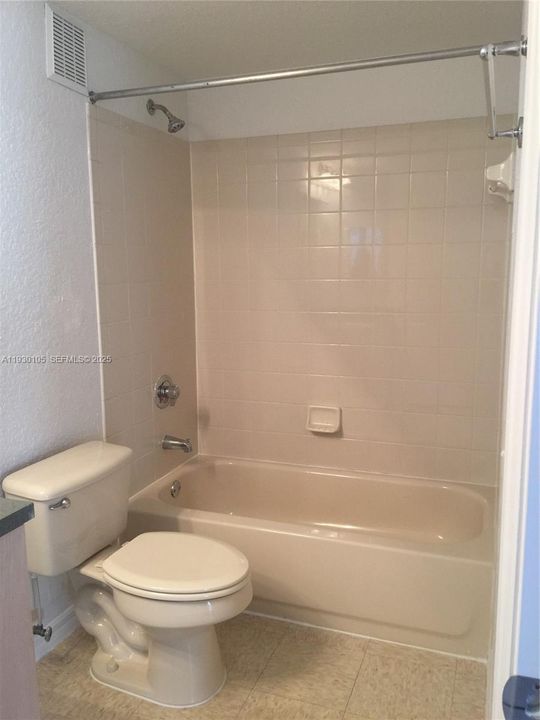For Sale: $225,000 (1 beds, 1 baths, 878 Square Feet)