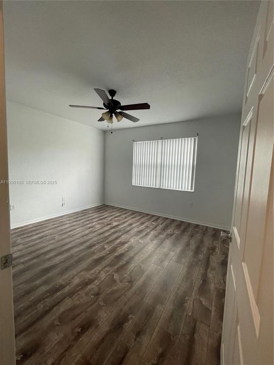 For Sale: $225,000 (1 beds, 1 baths, 878 Square Feet)