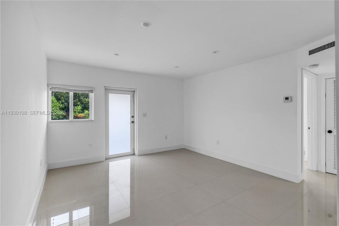 For Rent: $2,000 (2 beds, 1 baths, 1500 Square Feet)