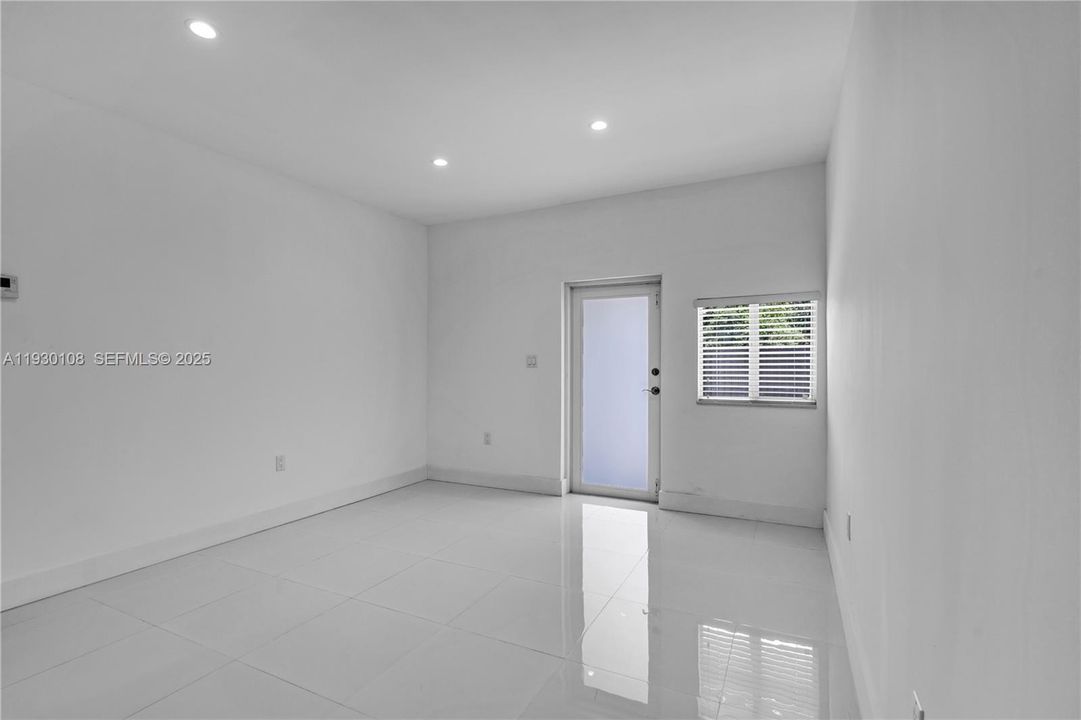 For Rent: $2,000 (2 beds, 1 baths, 1500 Square Feet)