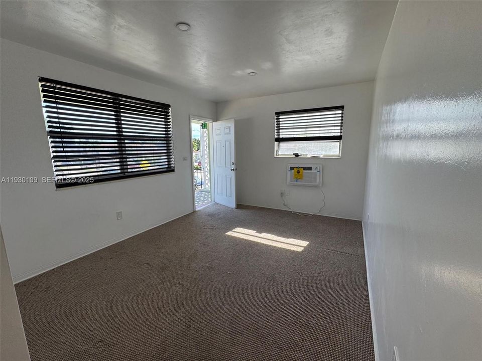 出租: $1,750 (1 贝兹, 1 浴室, 9797 平方英尺)