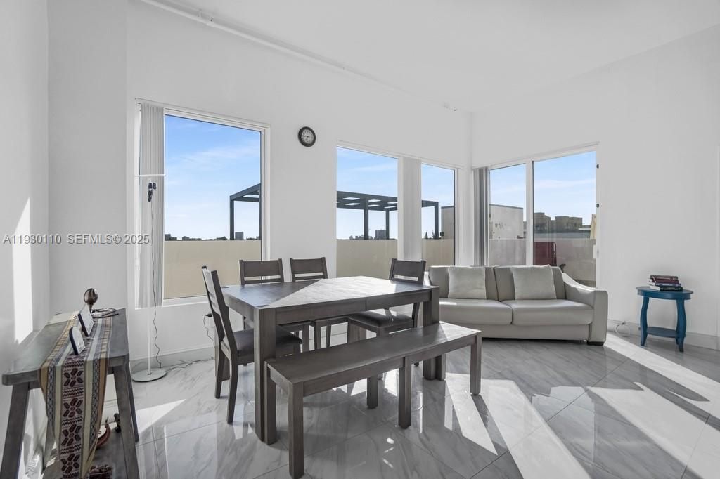 For Sale: $379,000 (2 beds, 2 baths, 954 Square Feet)