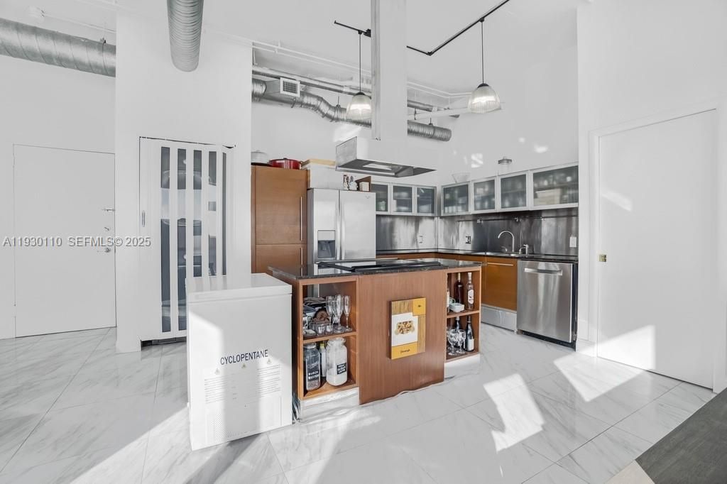 For Sale: $379,000 (2 beds, 2 baths, 954 Square Feet)