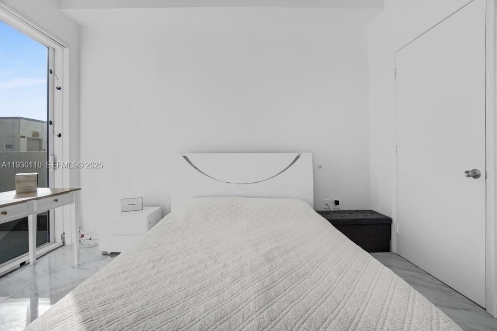 For Sale: $379,000 (2 beds, 2 baths, 954 Square Feet)
