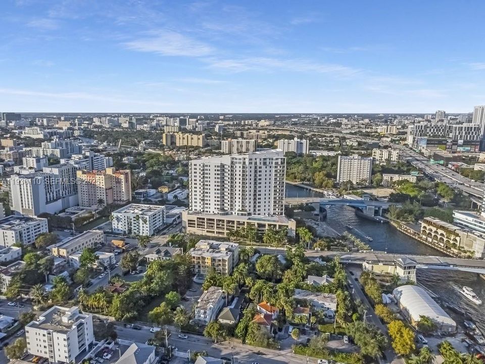 For Sale: $379,000 (2 beds, 2 baths, 954 Square Feet)