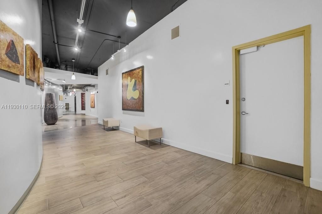 For Sale: $379,000 (2 beds, 2 baths, 954 Square Feet)