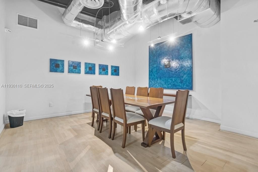 For Sale: $379,000 (2 beds, 2 baths, 954 Square Feet)