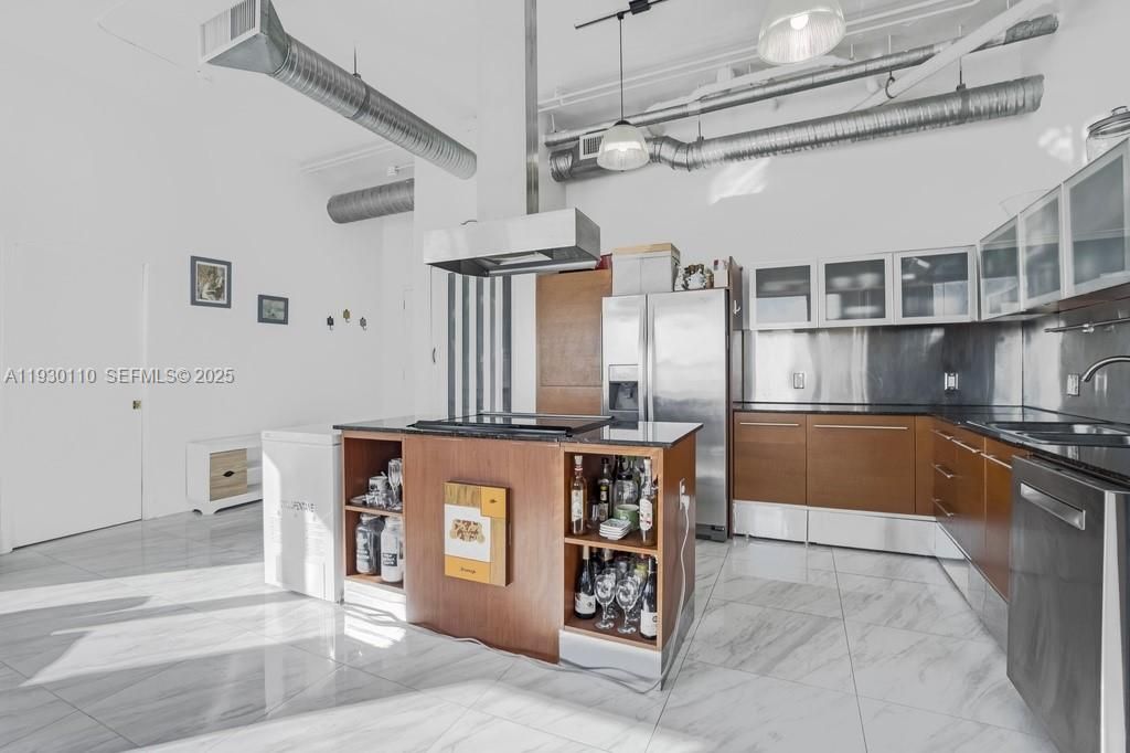 For Sale: $379,000 (2 beds, 2 baths, 954 Square Feet)
