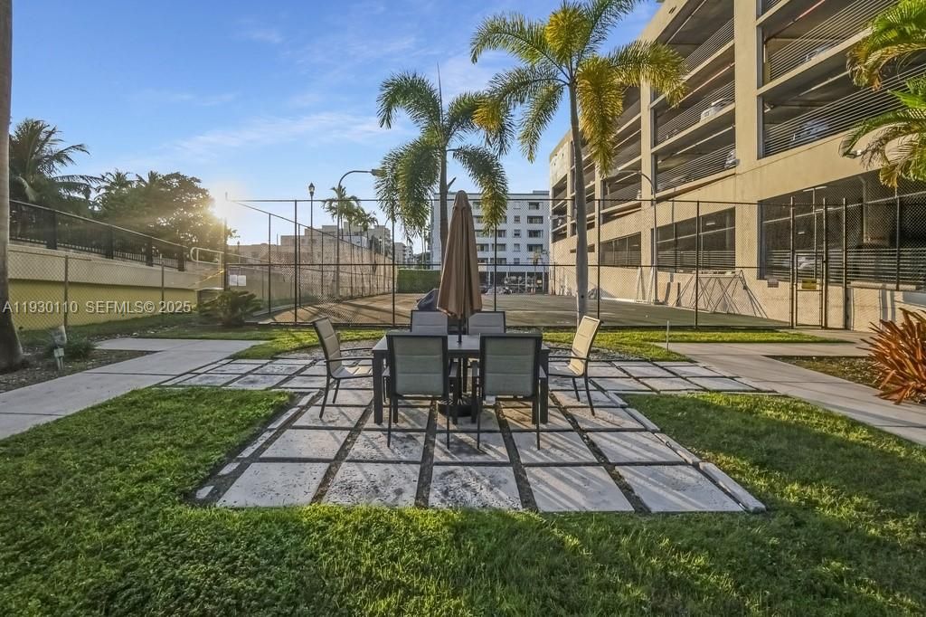 For Sale: $379,000 (2 beds, 2 baths, 954 Square Feet)