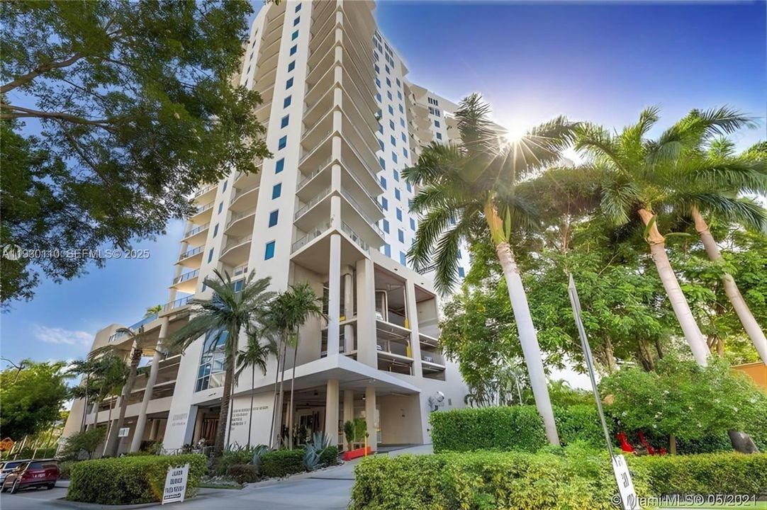 For Sale: $379,000 (2 beds, 2 baths, 954 Square Feet)