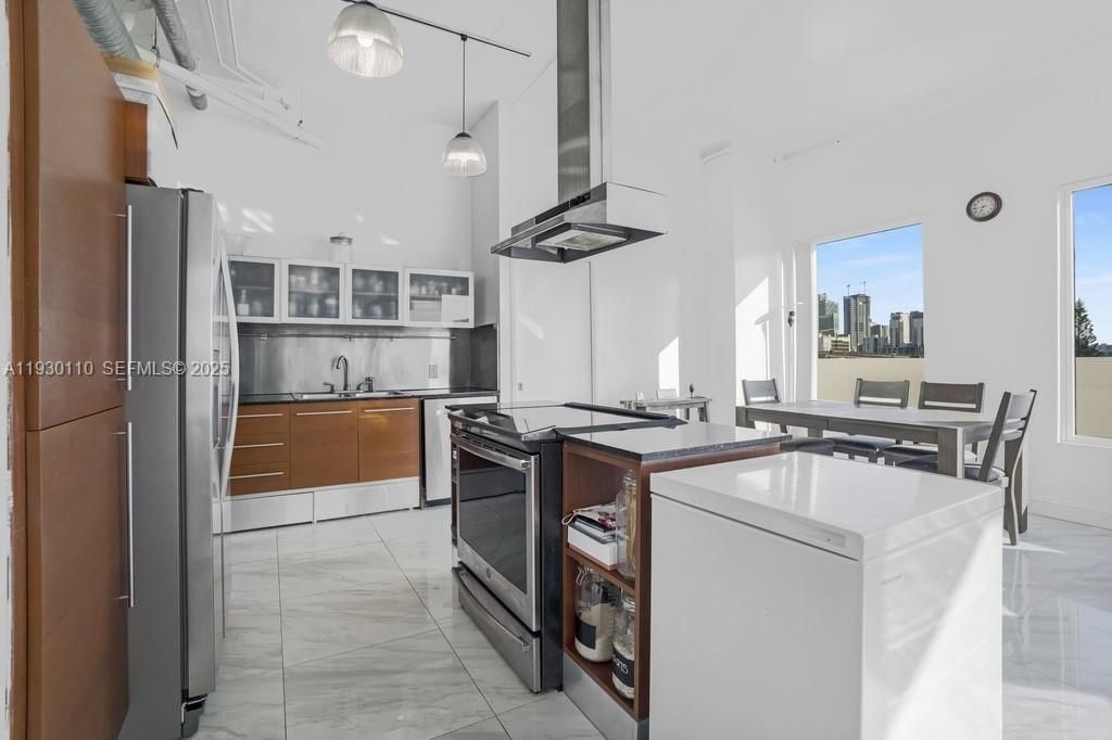 For Sale: $379,000 (2 beds, 2 baths, 954 Square Feet)