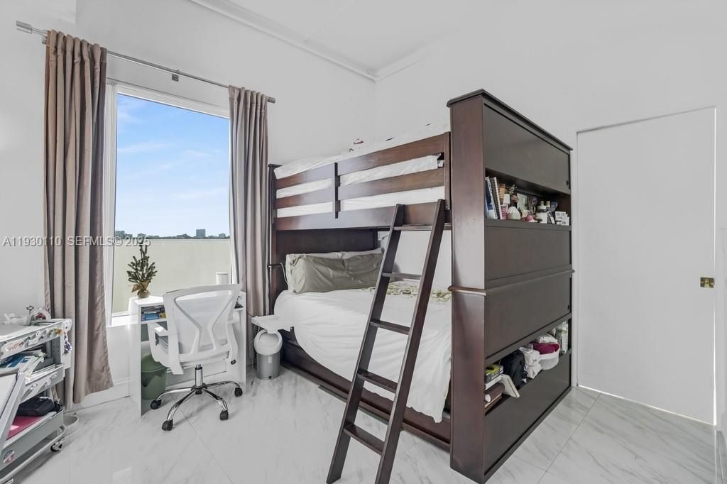 For Sale: $379,000 (2 beds, 2 baths, 954 Square Feet)
