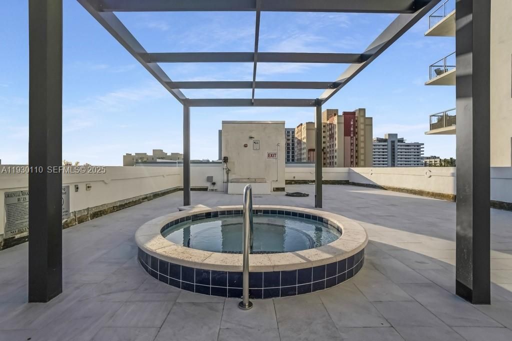 For Sale: $379,000 (2 beds, 2 baths, 954 Square Feet)