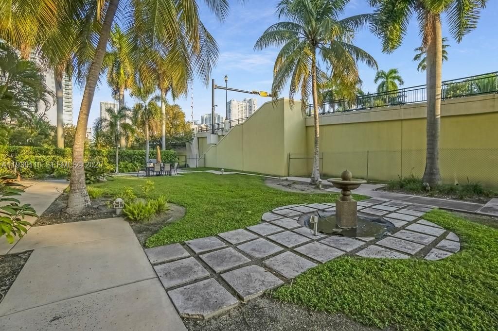 For Sale: $379,000 (2 beds, 2 baths, 954 Square Feet)