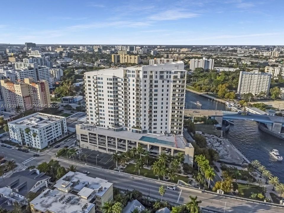 For Sale: $379,000 (2 beds, 2 baths, 954 Square Feet)