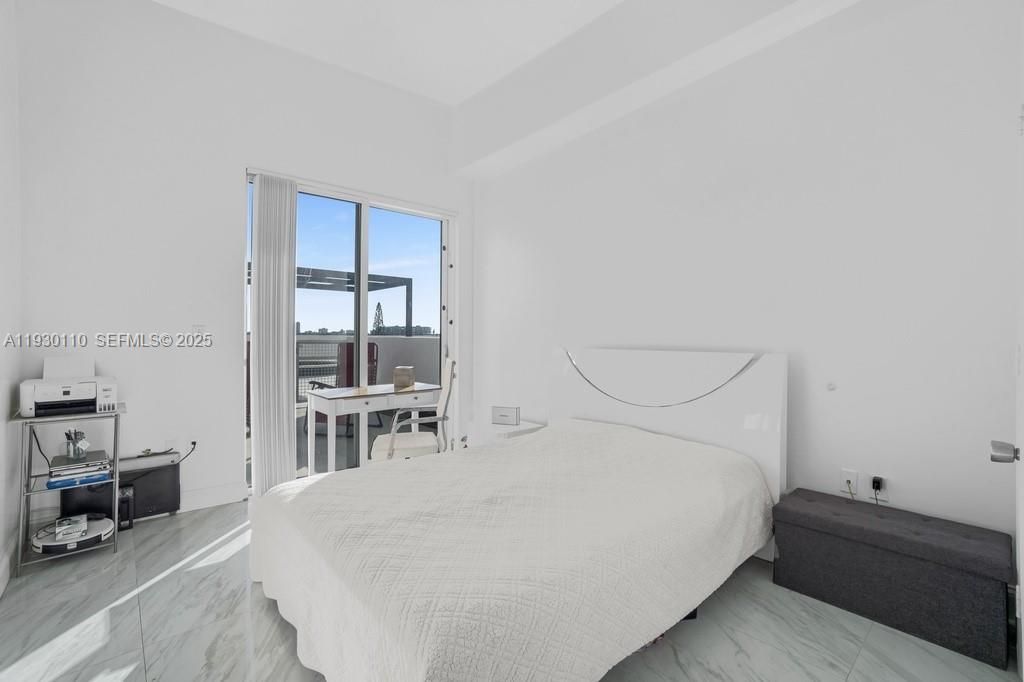 For Sale: $379,000 (2 beds, 2 baths, 954 Square Feet)