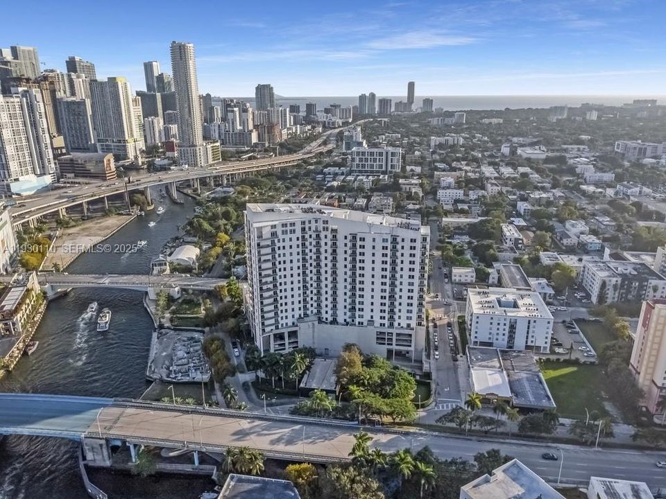 For Sale: $379,000 (2 beds, 2 baths, 954 Square Feet)