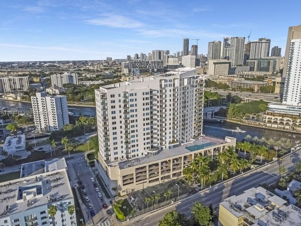 For Sale: $379,000 (2 beds, 2 baths, 954 Square Feet)