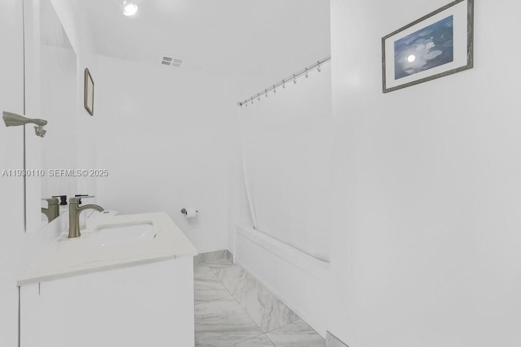 For Sale: $379,000 (2 beds, 2 baths, 954 Square Feet)