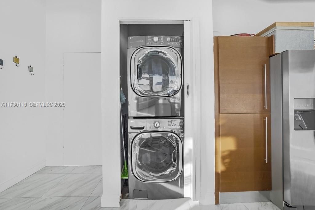 For Sale: $379,000 (2 beds, 2 baths, 954 Square Feet)