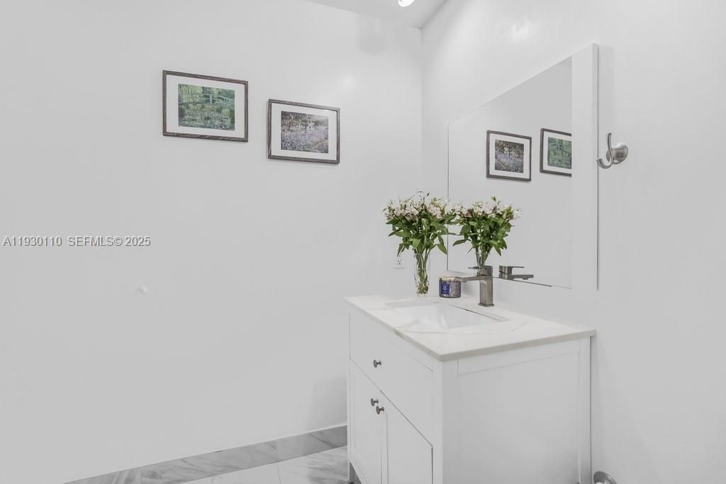 For Sale: $379,000 (2 beds, 2 baths, 954 Square Feet)