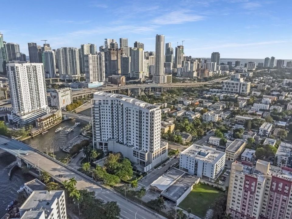 For Sale: $379,000 (2 beds, 2 baths, 954 Square Feet)