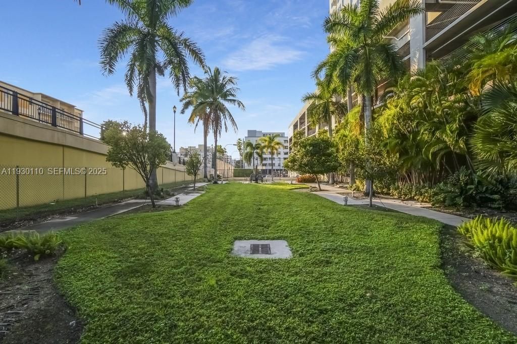For Sale: $379,000 (2 beds, 2 baths, 954 Square Feet)