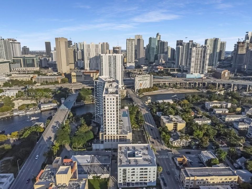 For Sale: $379,000 (2 beds, 2 baths, 954 Square Feet)