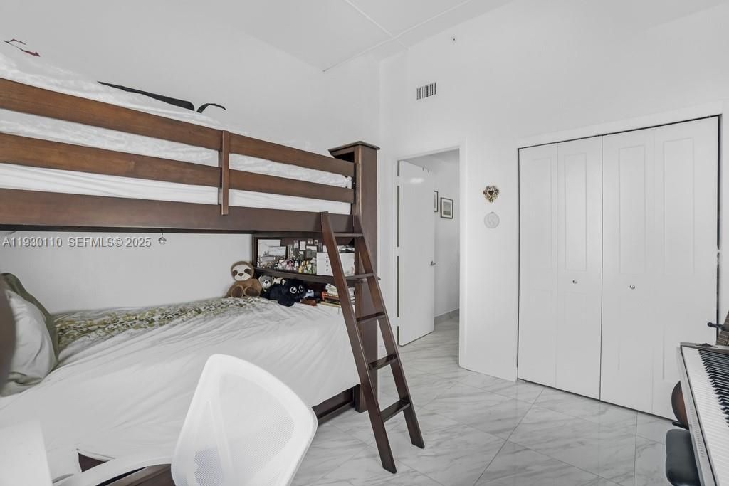 For Sale: $379,000 (2 beds, 2 baths, 954 Square Feet)