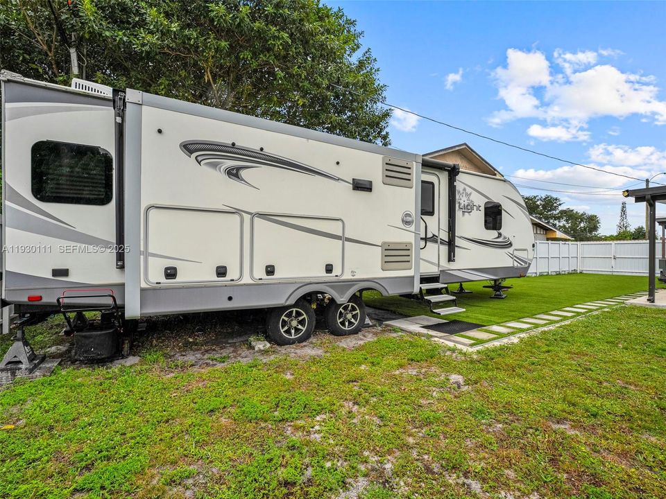 For Sale: $555,000 (3 beds, 2 baths, 1144 Square Feet)