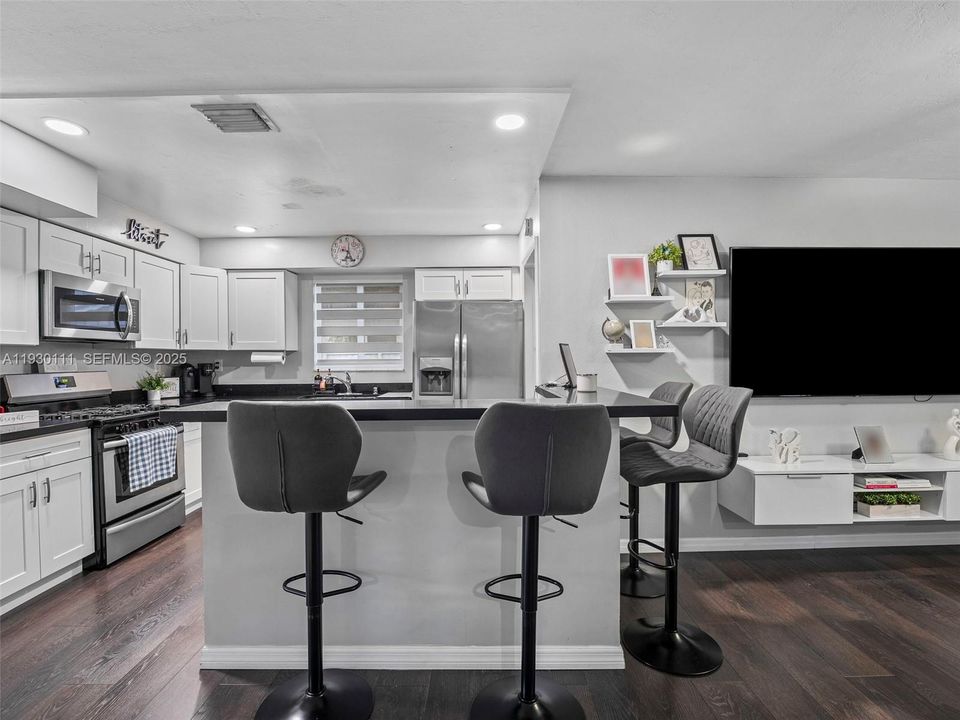 For Sale: $555,000 (3 beds, 2 baths, 1144 Square Feet)