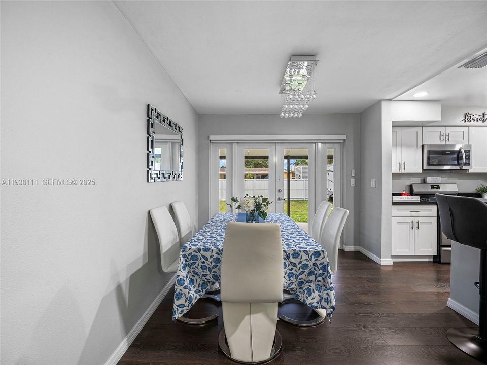 For Sale: $555,000 (3 beds, 2 baths, 1144 Square Feet)