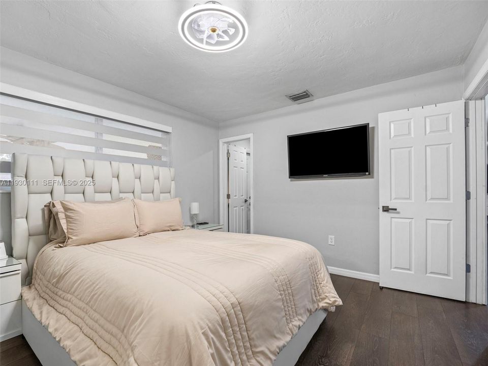 For Sale: $555,000 (3 beds, 2 baths, 1144 Square Feet)