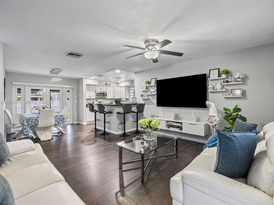 For Sale: $555,000 (3 beds, 2 baths, 1144 Square Feet)