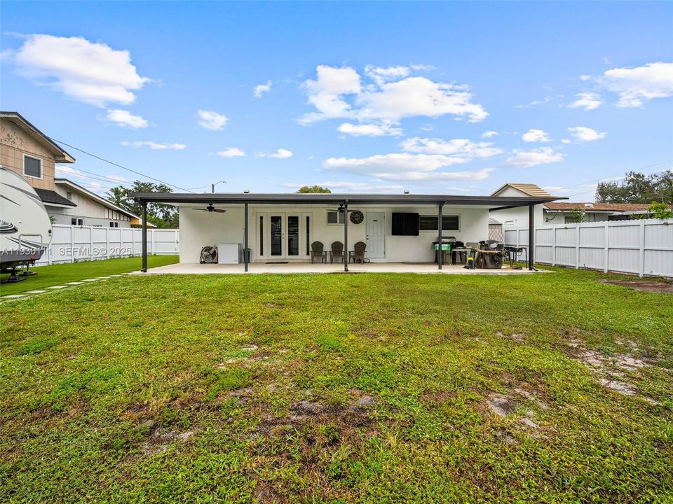 For Sale: $555,000 (3 beds, 2 baths, 1144 Square Feet)