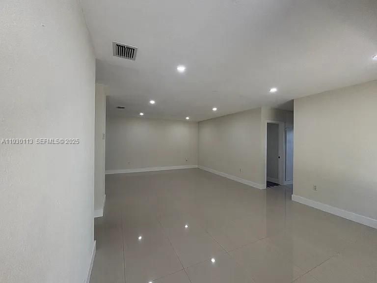 出租: $3,200 (3 贝兹, 2 浴室, 1898 平方英尺)