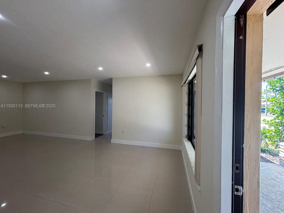 出租: $3,200 (3 贝兹, 2 浴室, 1898 平方英尺)