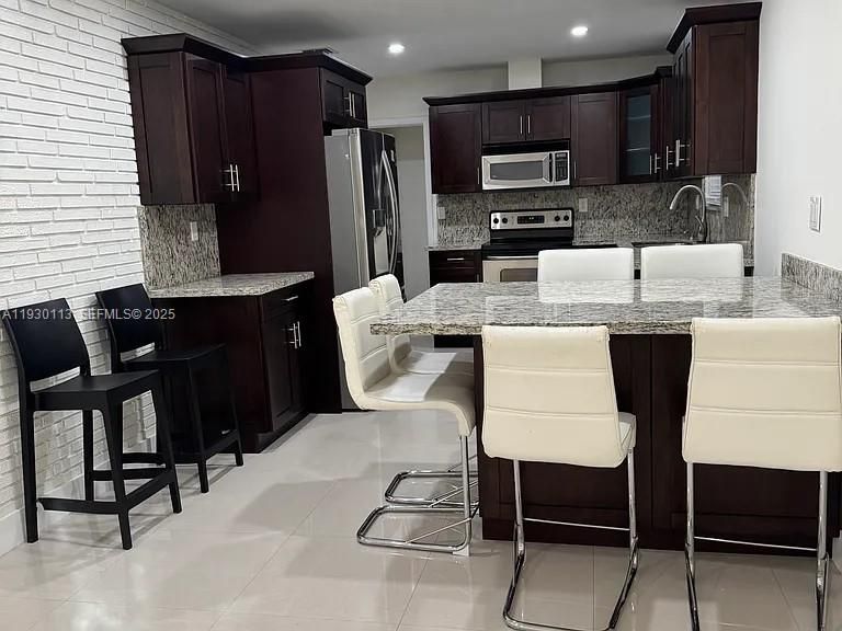 出租: $3,200 (3 贝兹, 2 浴室, 1898 平方英尺)