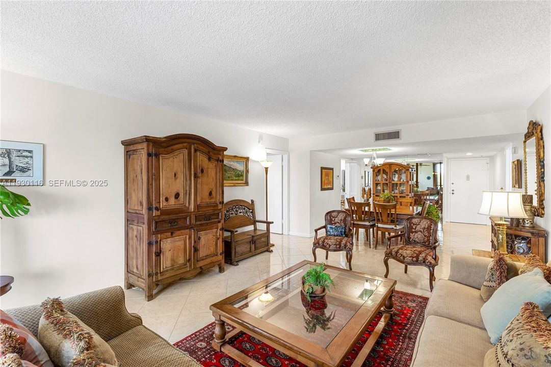 En Venta: $325,000 (2 camas, 2 baños, 1273 Pies cuadrados)