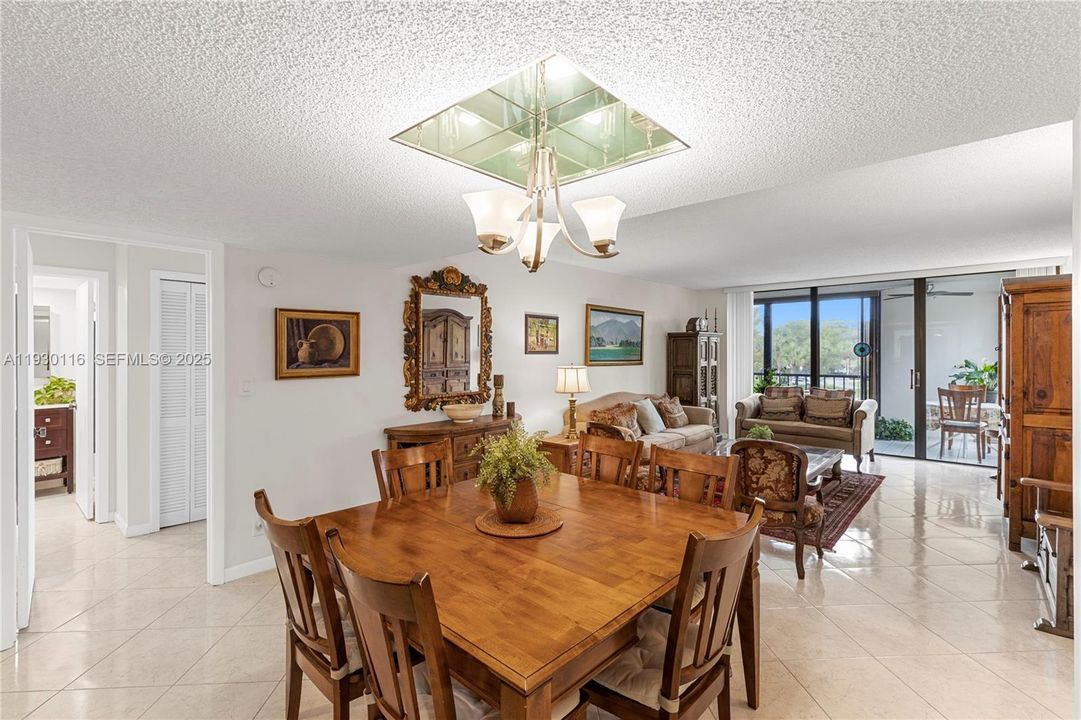 En Venta: $325,000 (2 camas, 2 baños, 1273 Pies cuadrados)