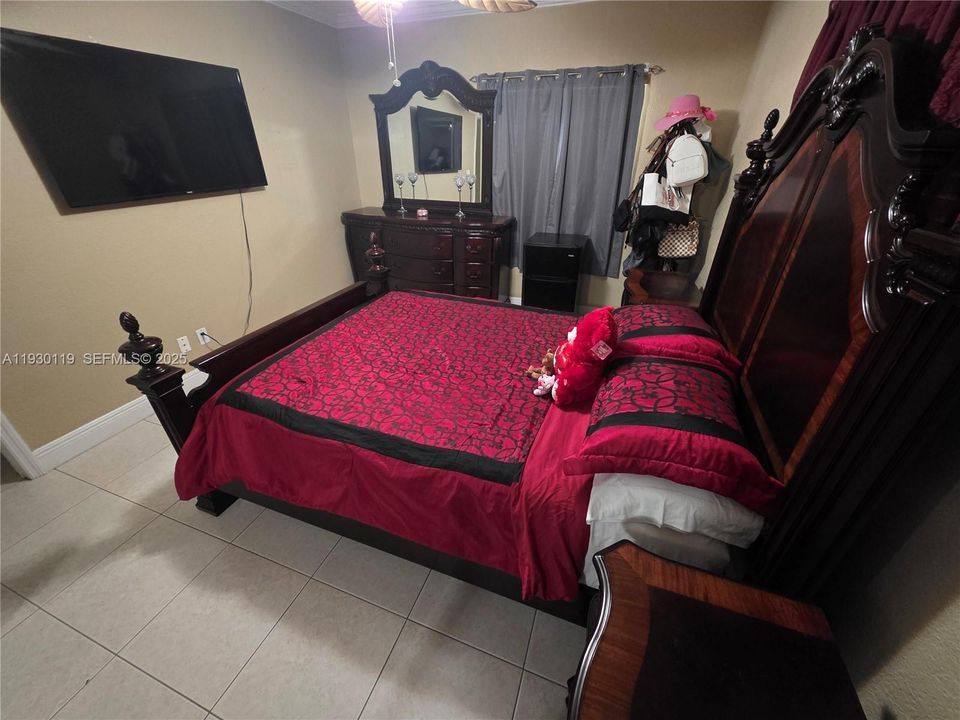 For Sale: $720,000 (5 beds, 3 baths, 1913 Square Feet)