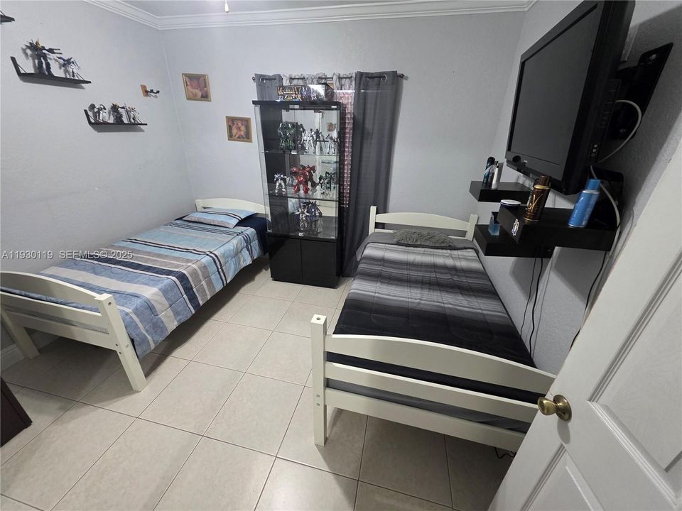 For Sale: $720,000 (5 beds, 3 baths, 1913 Square Feet)