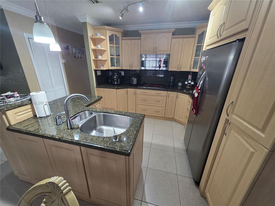 For Sale: $720,000 (5 beds, 3 baths, 1913 Square Feet)