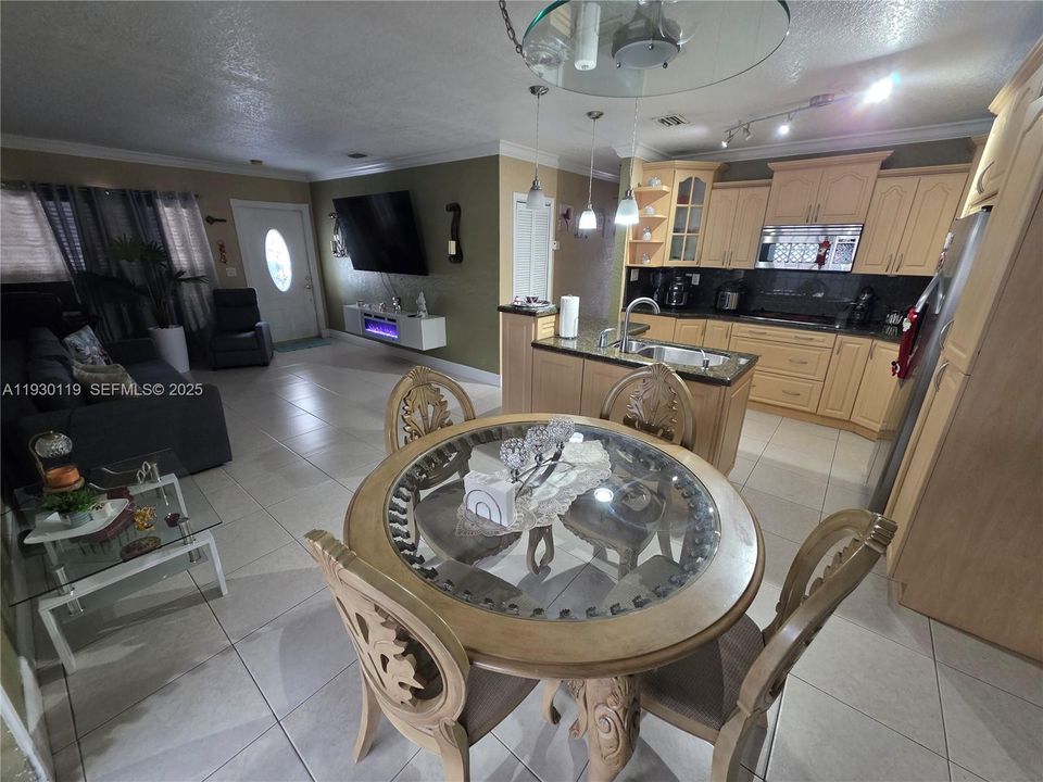 For Sale: $720,000 (5 beds, 3 baths, 1913 Square Feet)